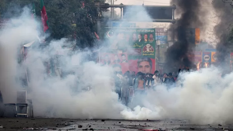 باكستان.. اشتباكات لمنع الشرطة من إلقاء القبض على زعيم المعارضة